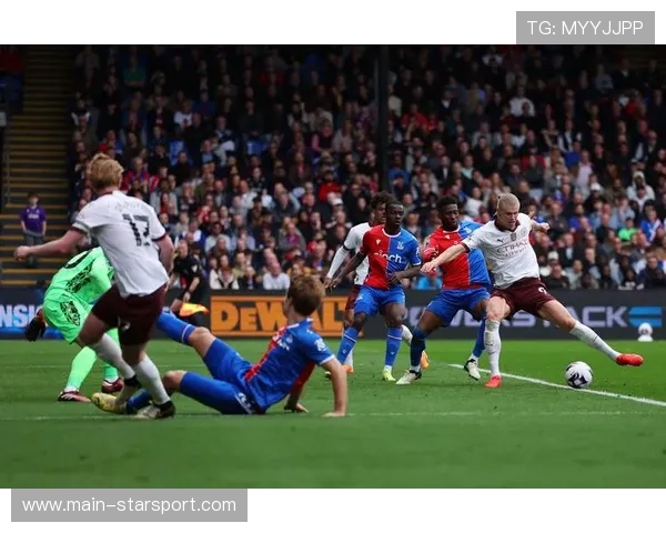 哈兰德门前抢点闪电破门